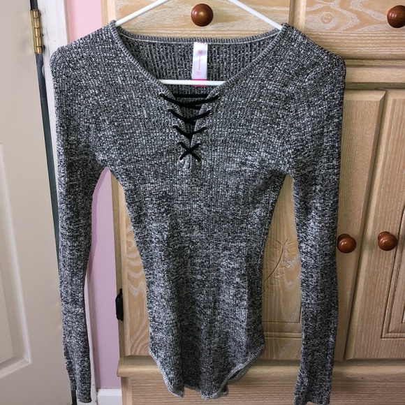 Grey knitted top! Super stretchy - Picture 1 of 4
